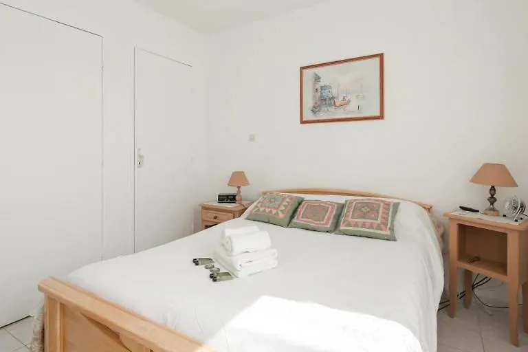 Appartement Cosy Dans Residence Avec Piscine Et A 2 Pas De La Mer Bandol France